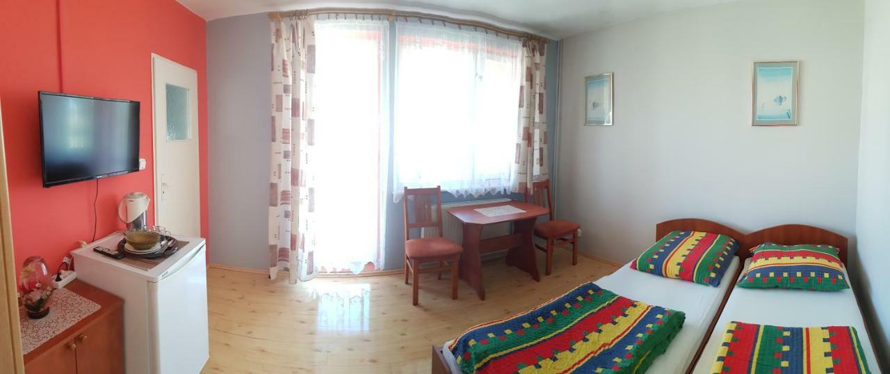 Pokoje Goscinne U Laury Rewal Exterior foto